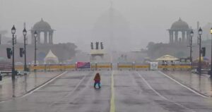 दिल्ली-NCR में अचानक बदला मौसम, आसमान में छाए घने बादल, हल्की बारिश का येलो अलर्ट जारी