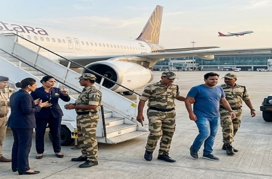 हैदराबाद एयरपोर्ट पर बड़ी लापरवाही: गलती से खोला विमान का इमरजेंसी गेट, यात्री को नीचे उतारा गया