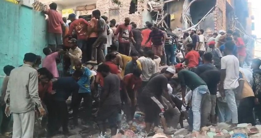 सीमापुरी में 5 मंजिला इमारत ढही: मलबे में दबे लोगों को निकालने का अभियान जारी, 11 रेस्क्यू; 3 की मौत